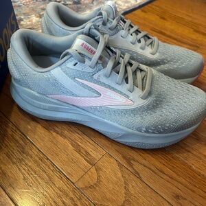 Brooks Women's Adrenaline GTS 24 alloy/white/zephyr
Brand new 8.5 wide